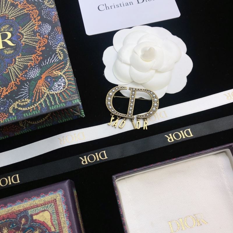 chr1st1an D10r brooches
